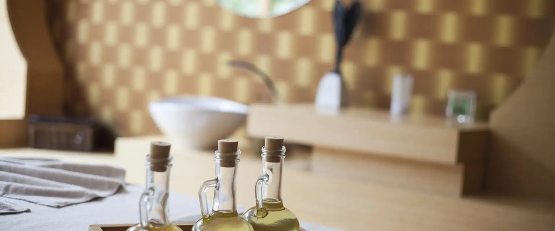 Botol minyak urut di atas dulang