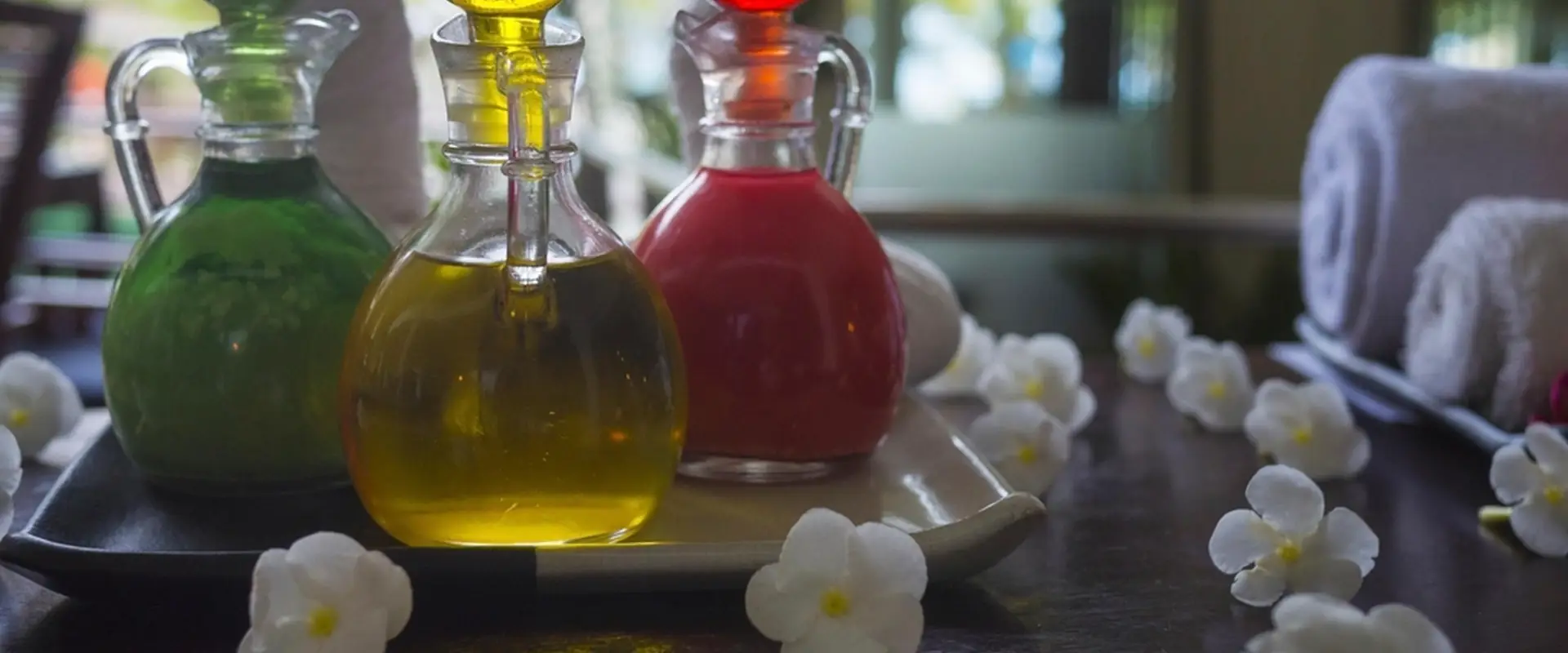 Botol minyak urut dan bunga kemboja