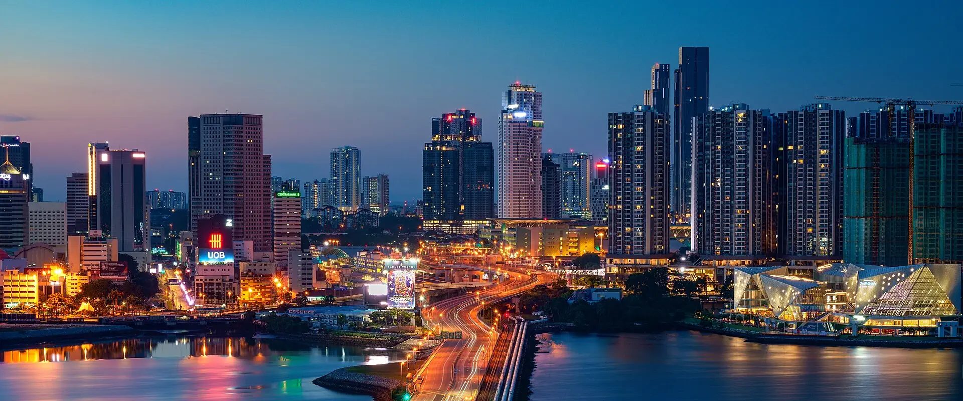 Pemandangan Johor Bahru pada waktu malam